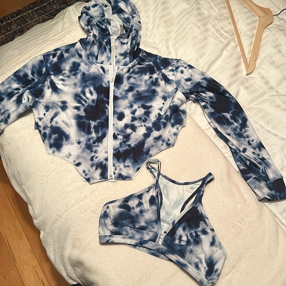 BLUE BODY BRAZIL CROP JACKET AND SPORTS BRA S / M